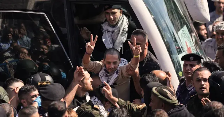 মুক্তি পাওয়ার পর ফিলিস্তিনি বন্দিরা